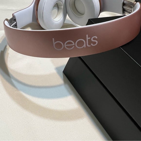 BEATS Solo3 Wireless Rose Gold On-Ear Bluetooth Headphones - Picture 13 of 16